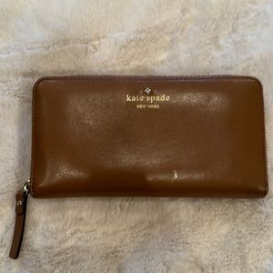 Brown Kate Spade wallet. Good condition